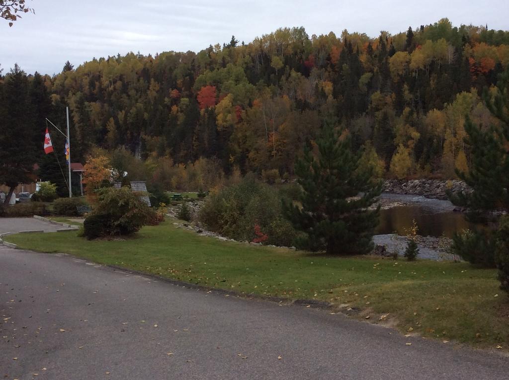 Camping Le 4 Chemins LʼAnse-Saint-Jean Chambre photo