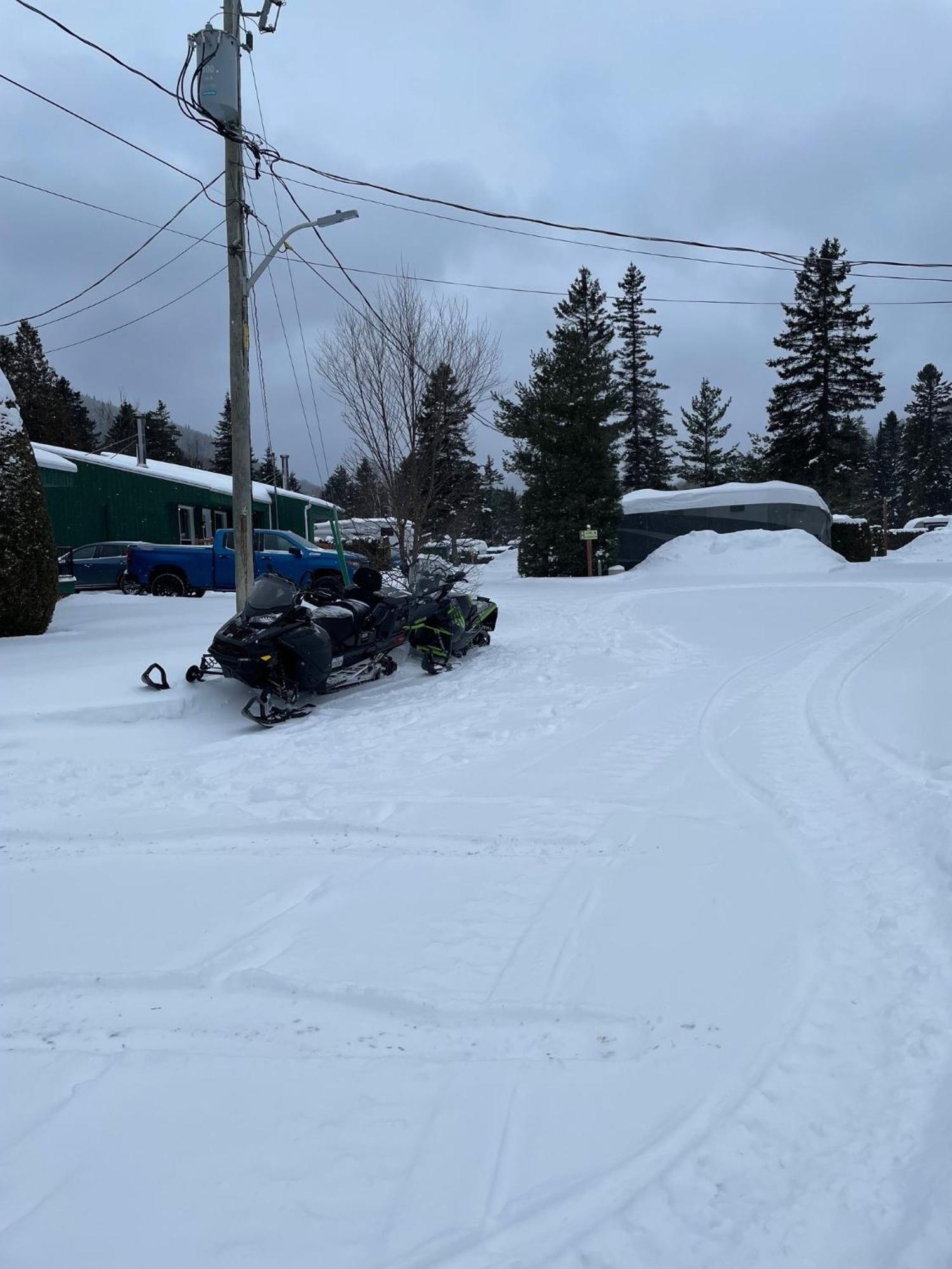 Camping Le 4 Chemins LʼAnse-Saint-Jean Extérieur photo