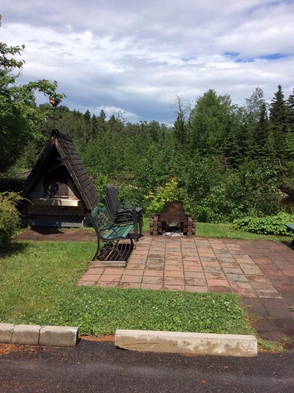 Camping Le 4 Chemins LʼAnse-Saint-Jean Extérieur photo